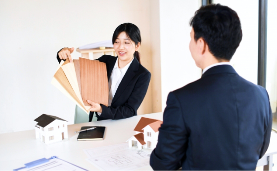 画像：お客様に商品の営業を行う社員