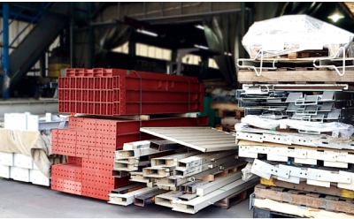 画像：倉庫に積み上げられているリサイクル用の建材