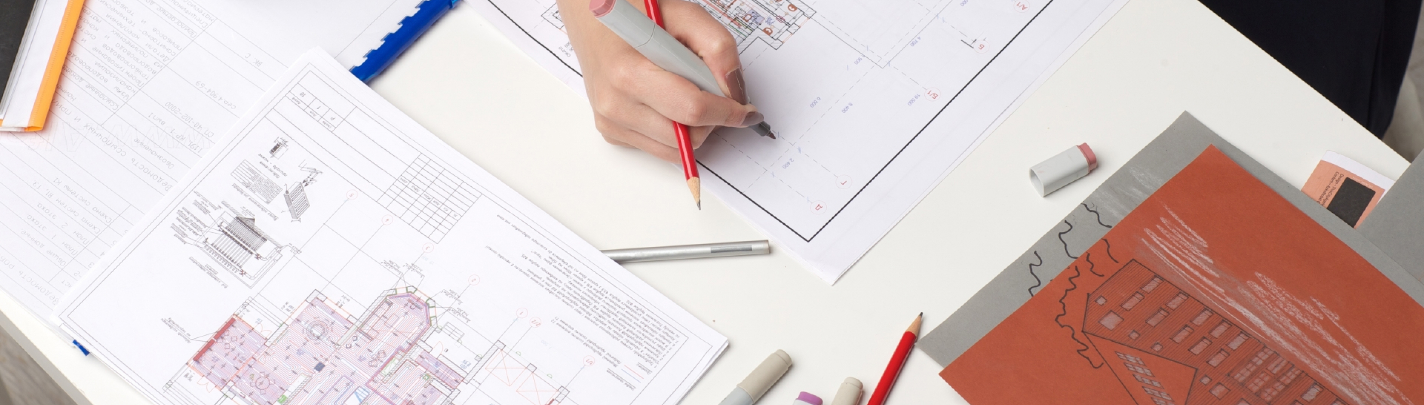 画像：机の上で建設図面を広げている社員
